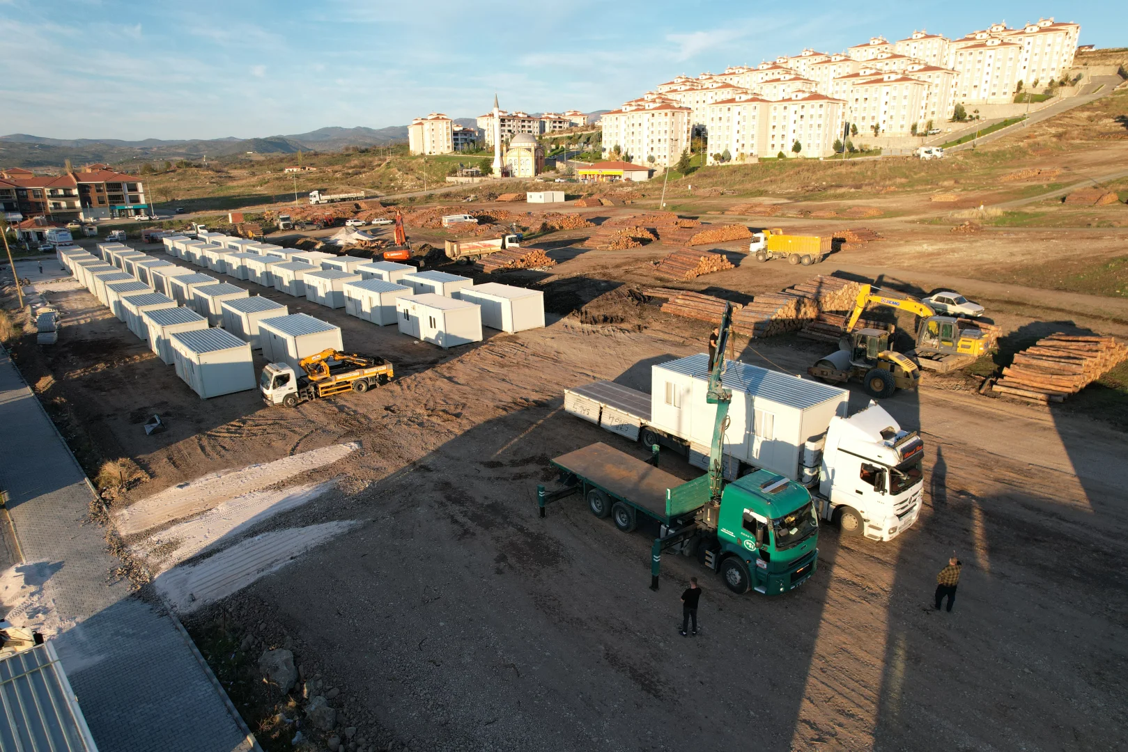 6,1'lik depremlerden etkilenen Sındırgı'da konteyner kent kurulumu aralıksız sürüyor