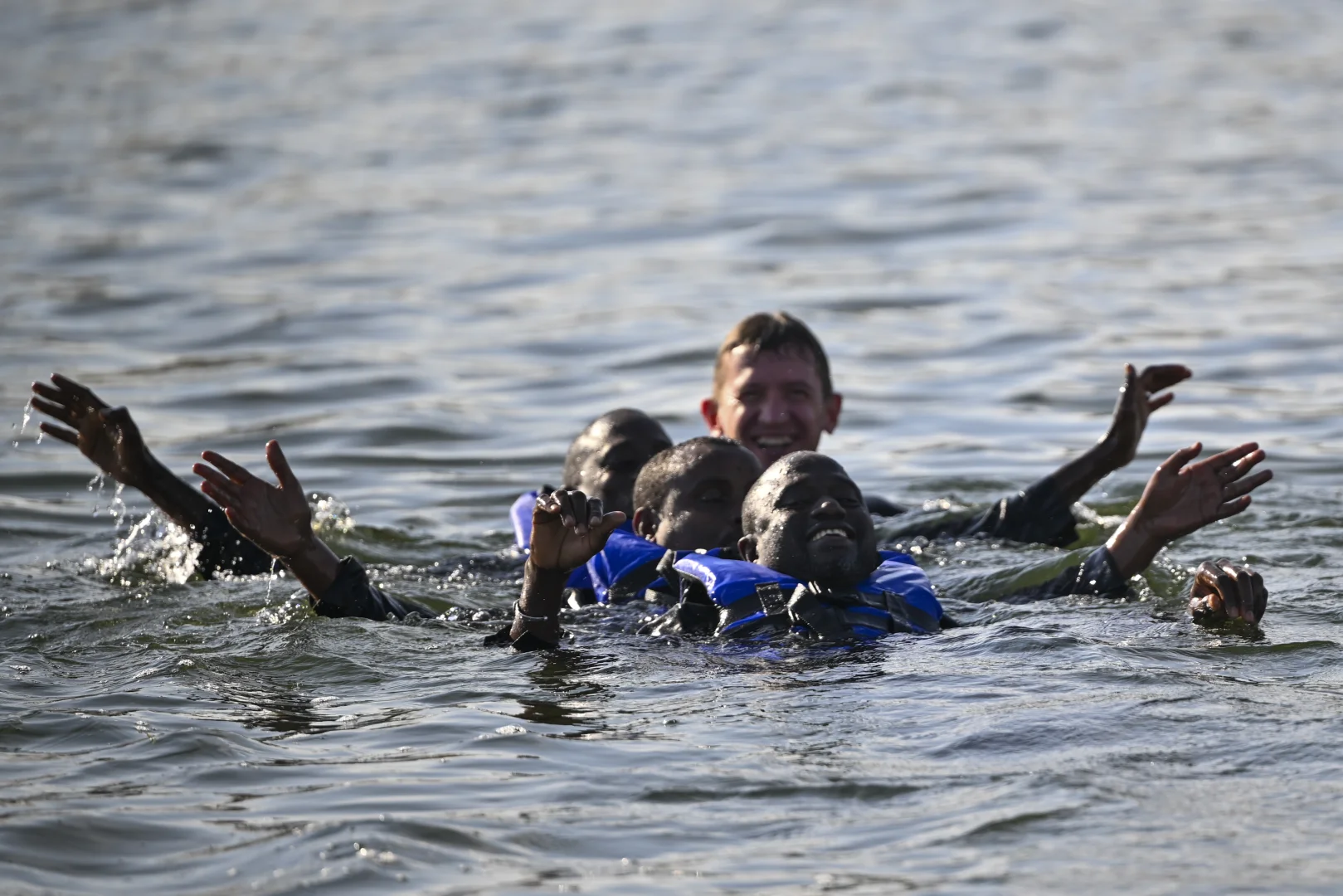 AA'nın savaş muhabirliği eğitiminde "suda hayatta kalma" dersi verildi