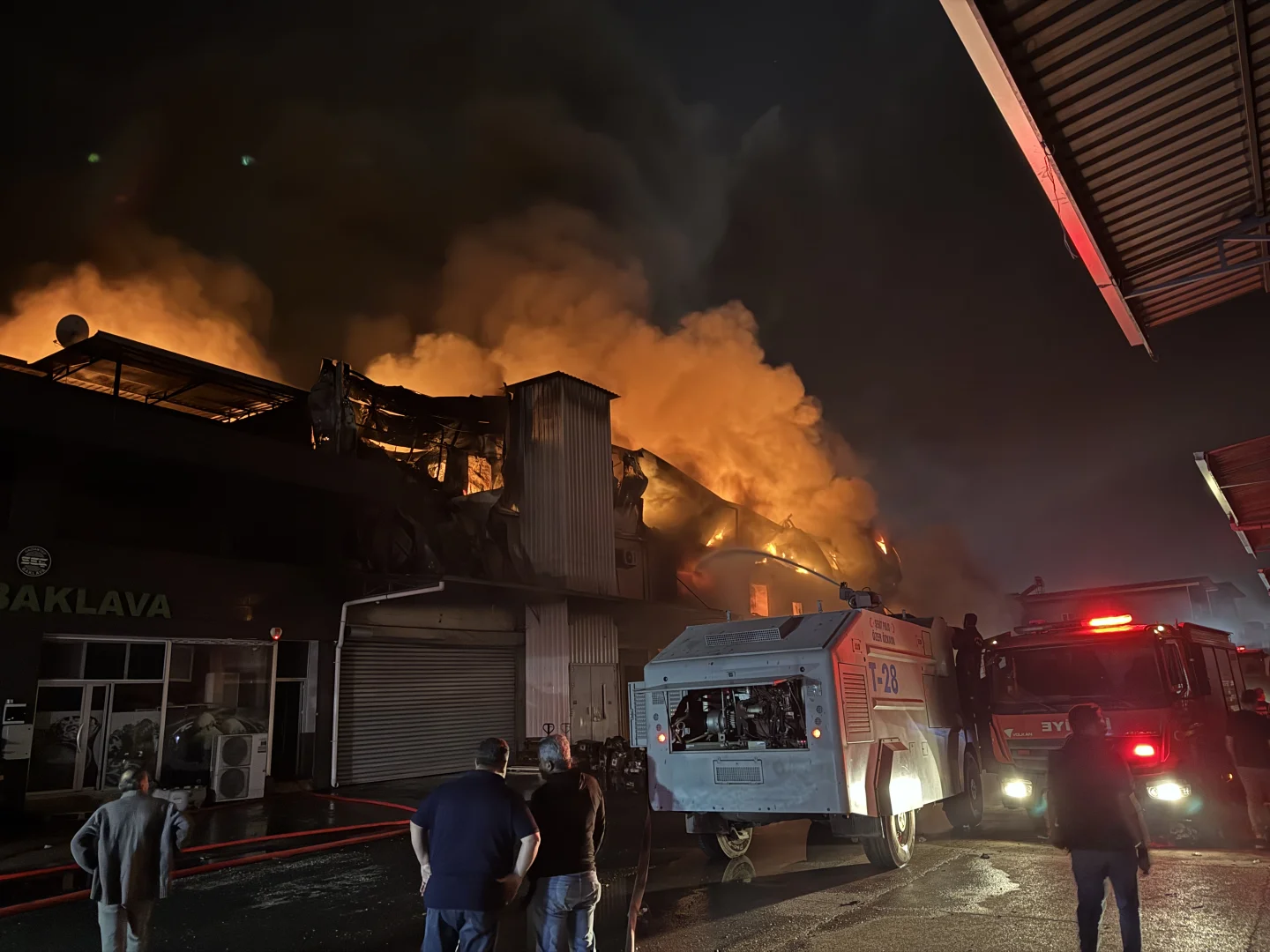 Adana'da hırdavat dükkanında çıkan yangına müdahale ediliyor