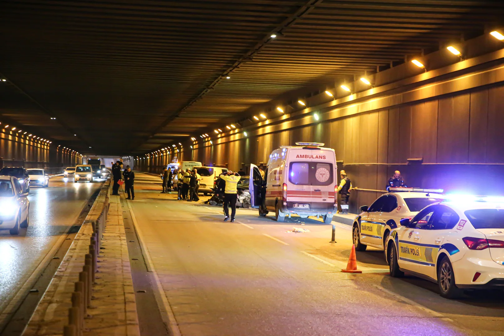Adana'da karşı şeride geçerek panelvana çarpan cipteki 2 kişi öldü