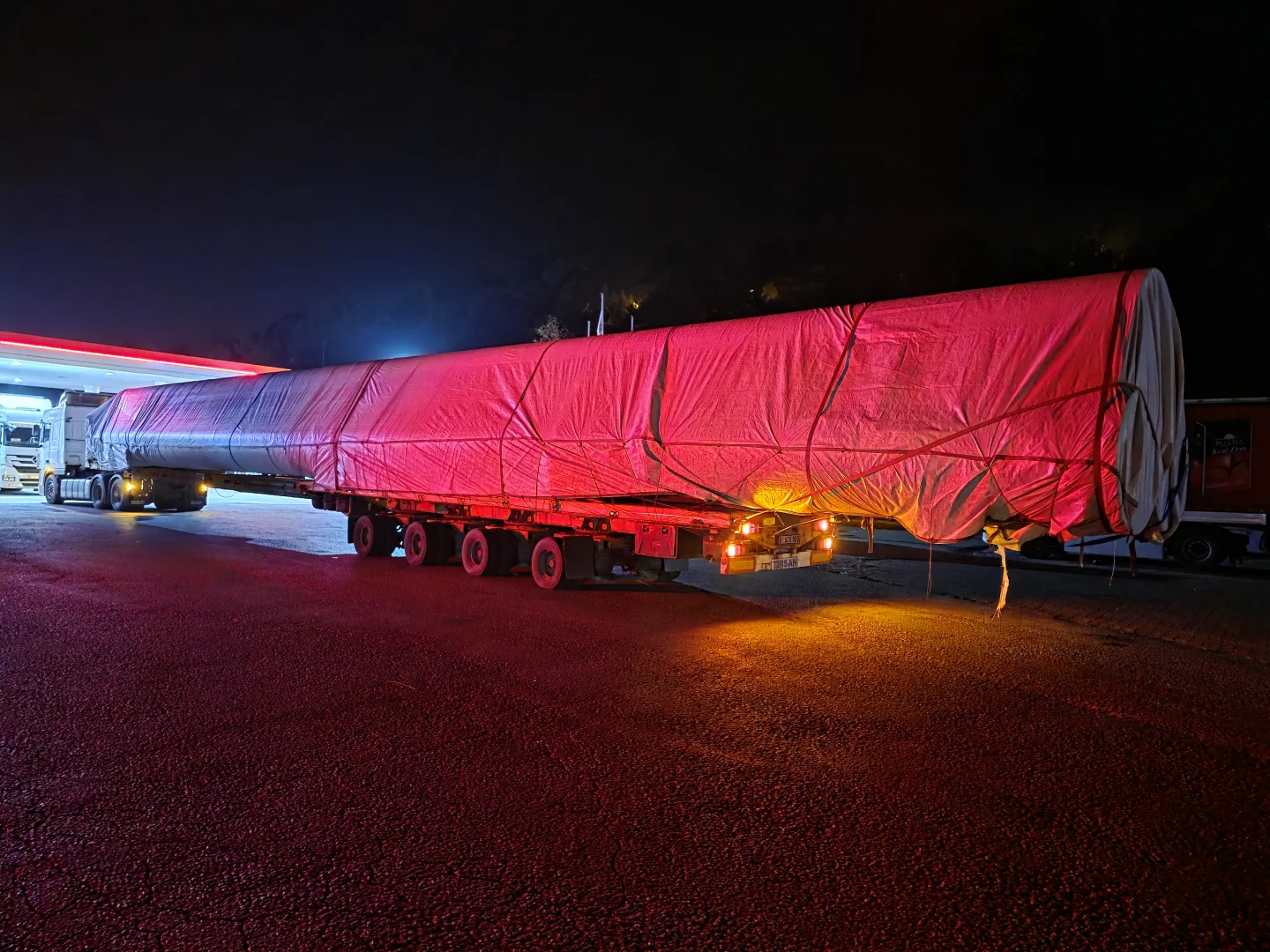 Adana'da tır ve bariyere çarpan otomobilin sürücüsü hayatını kaybetti