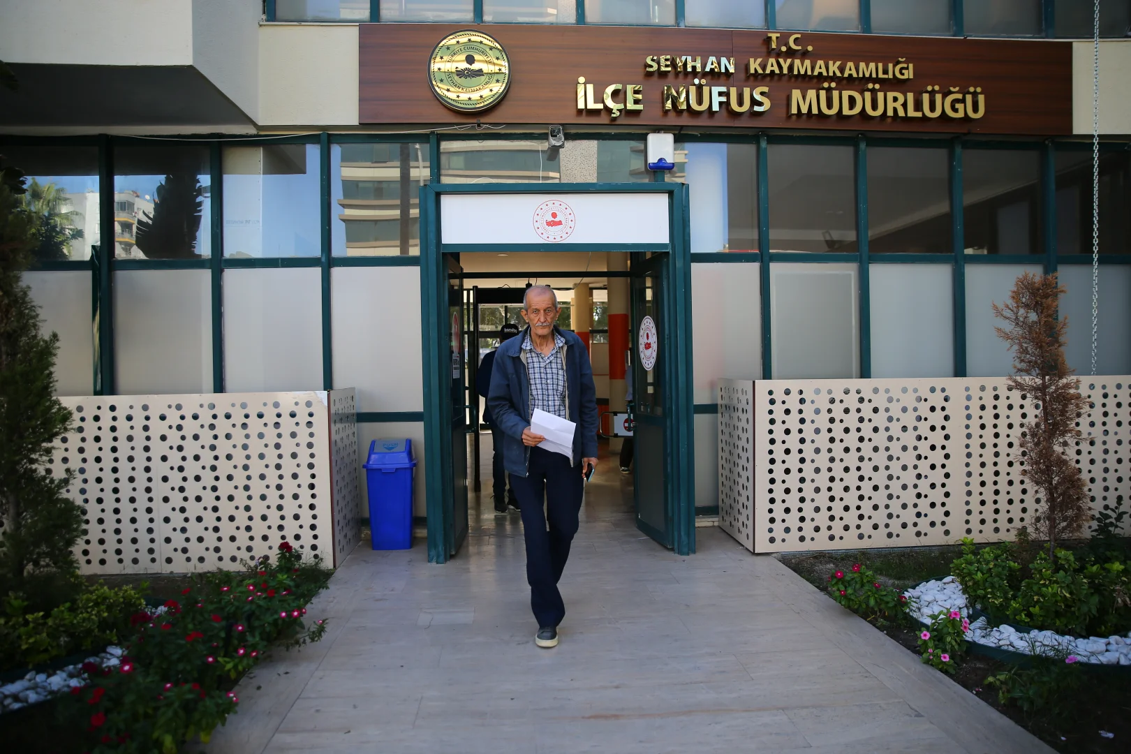 Adana'daki nüfus müdürlüklerinde sürücü belgesi yenileme yoğunluğu