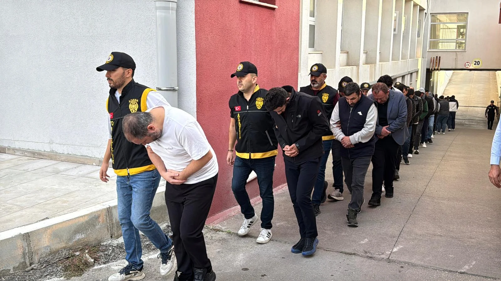 Adana merkezli 23 ilde düzenlenen dolandırıcılık operasyonunda 22 zanlı tutuklandı