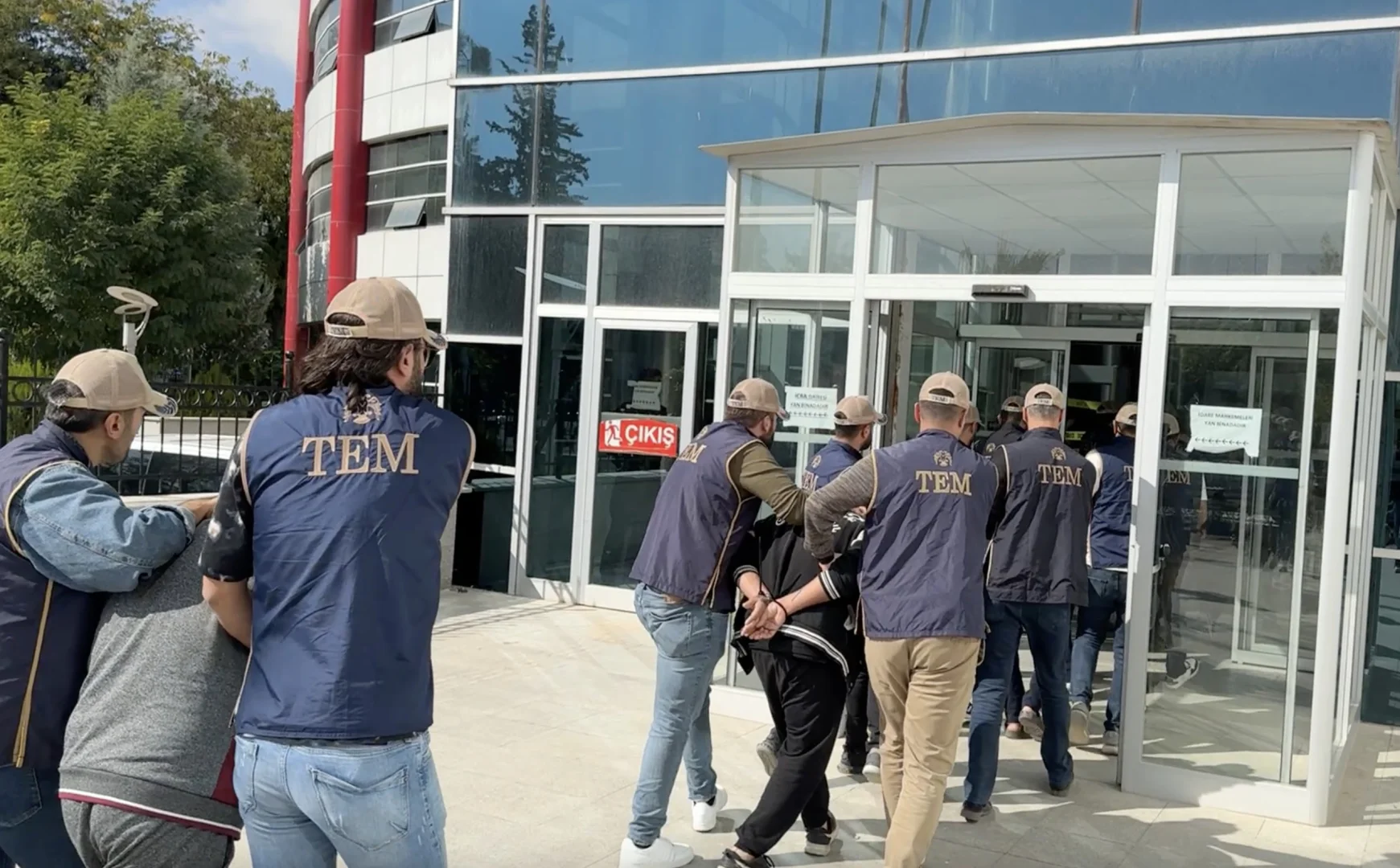 Adıyaman'da terör örgütü DEAŞ operasyonunda yakalanan 5 zanlı tutuklandı