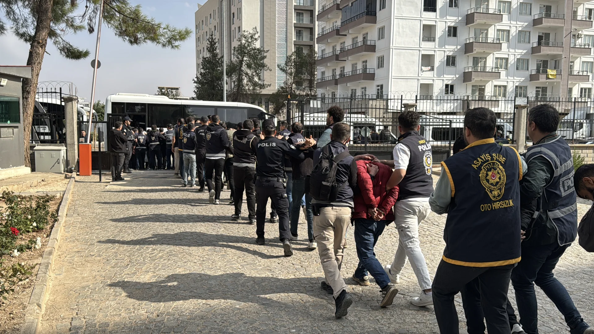 Adıyaman merkezli silah kaçakçılığı operasyonunda 9 tutuklama