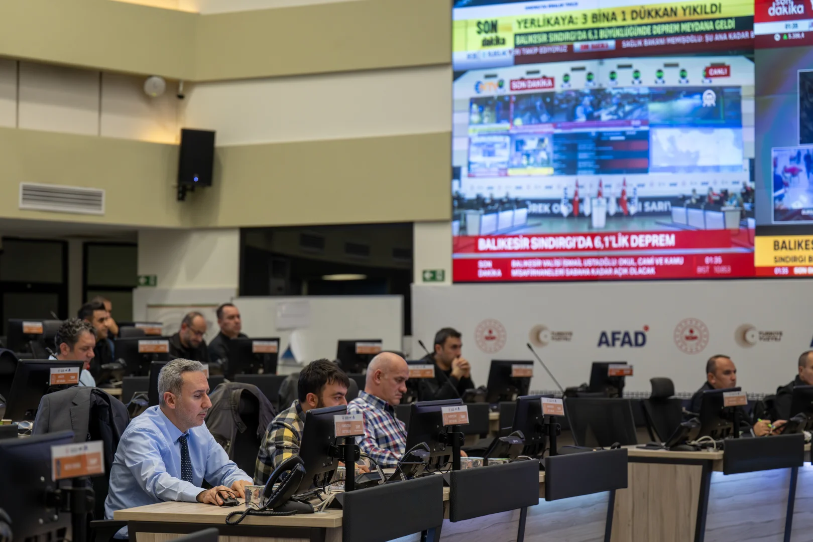 Afet ve Acil Durum Yönetim Merkezi'nde Balıkesir'deki depreme ilişkin çalışmalar sürüyor