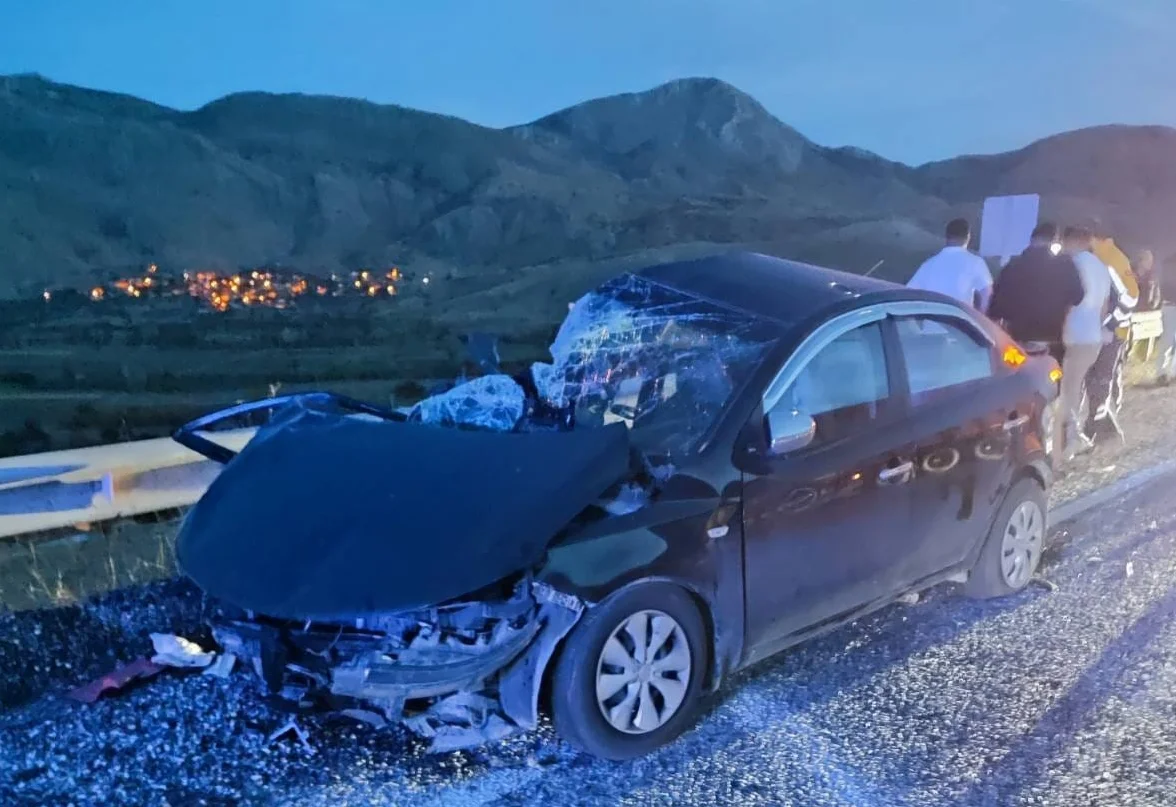 Afyonkarahisar'da tır ile otomobilin çarpıştığı kazada 4 kişi yaralandı