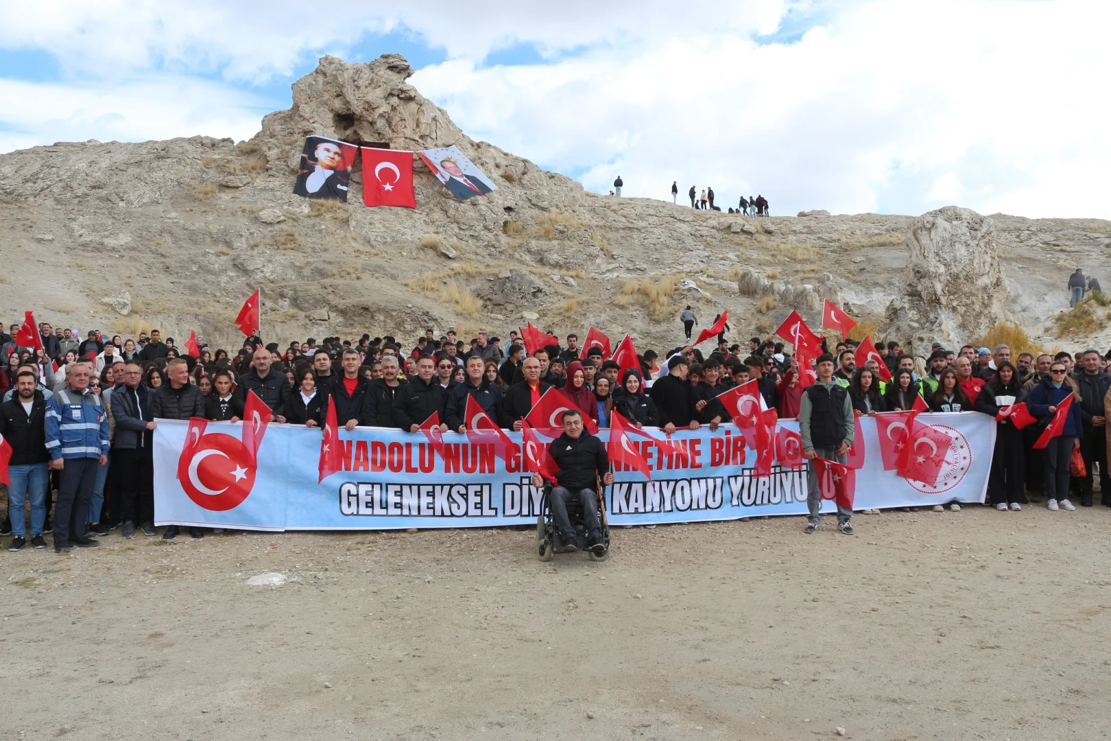 Ağrı'da "3. Diyadin Kanyonu Yürüyüşü"ne yüzlerce kişi Türk bayraklarıyla katıldı