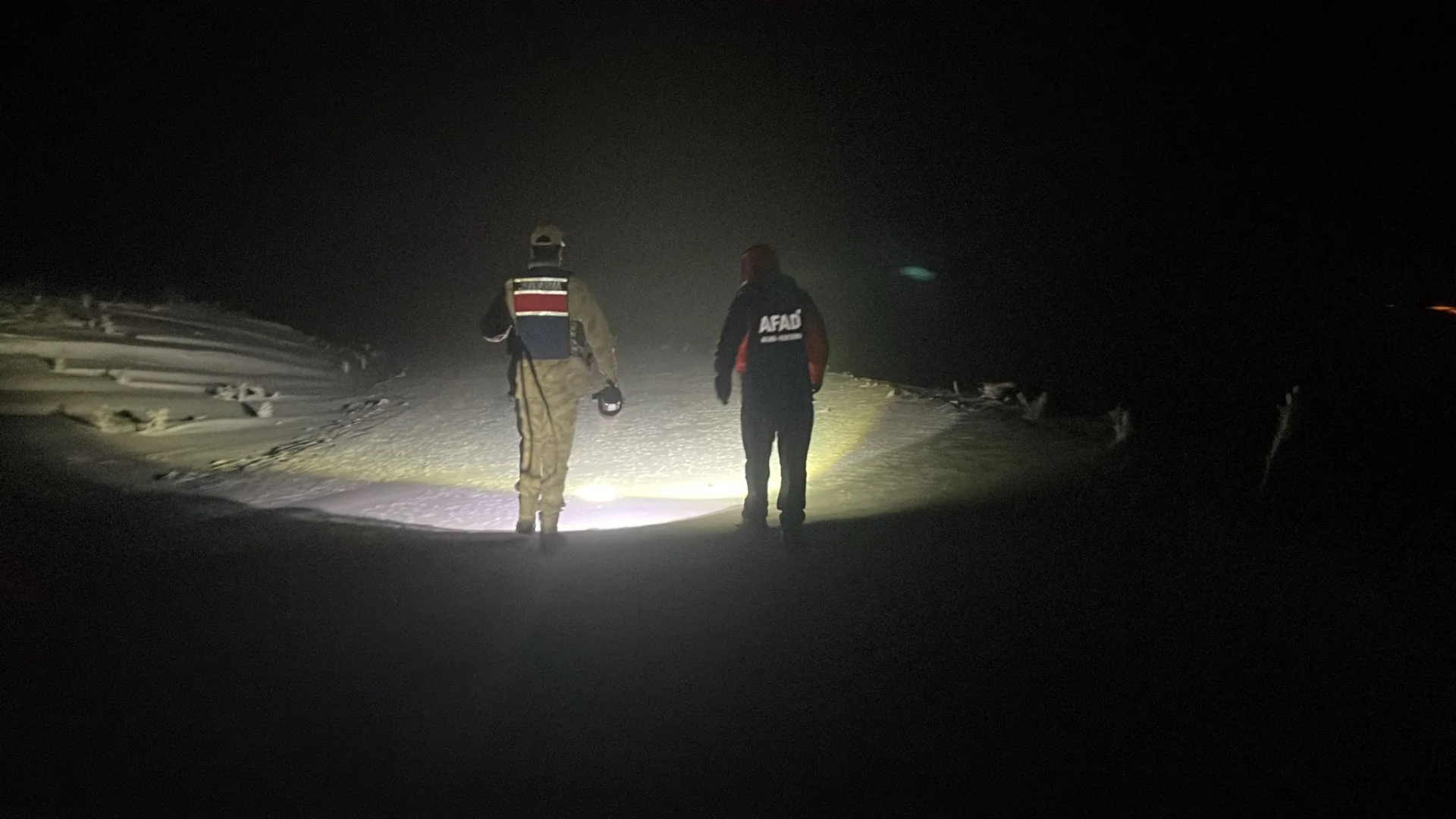 Ağrı'da karda mahsur kalan 2 kişi kurtarıldı