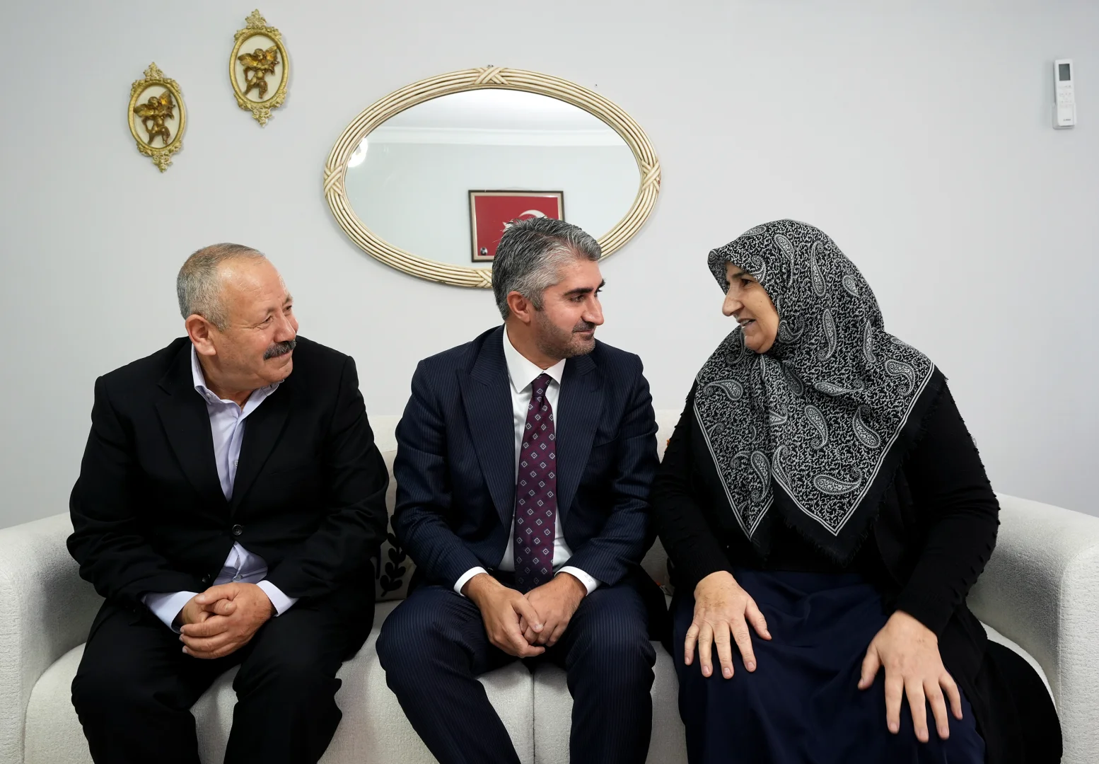 Aile ve Sosyal Hizmetler Bakan Yardımcısı Tarıkdaroğlu, İzmir'de şehit ailesini ziyaret etti