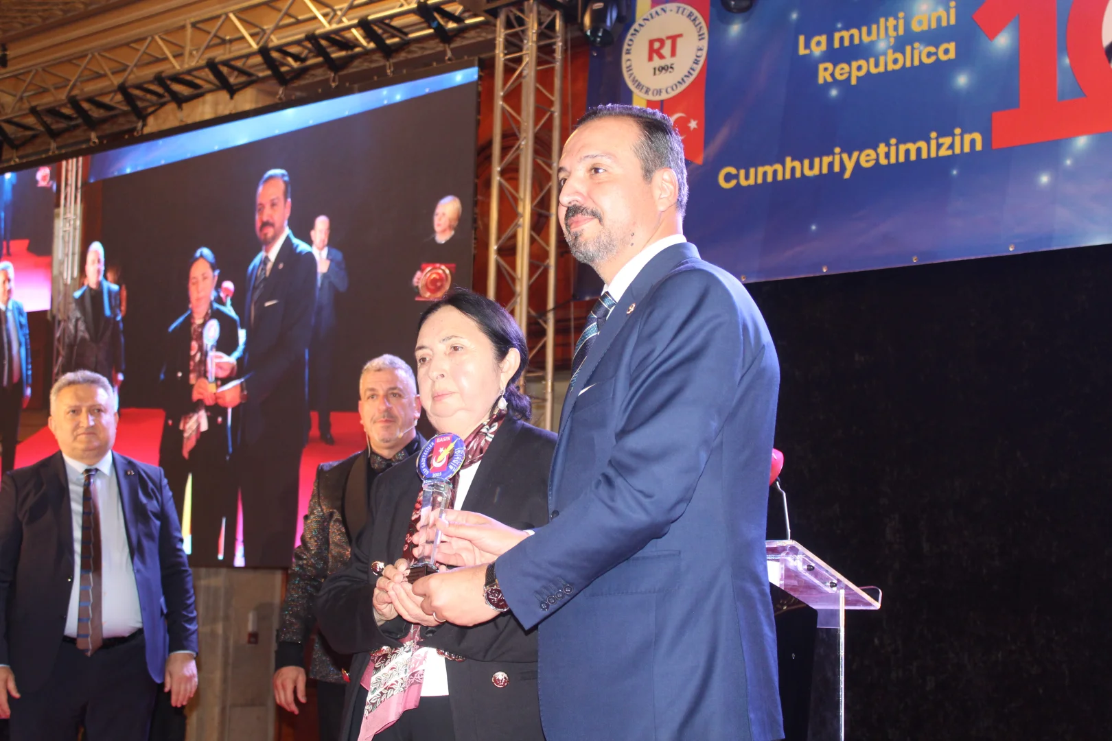 AK Parti Genel Başkan Yardımcısı Zorlu'ya Romanya'da özel ödül takdim edildi