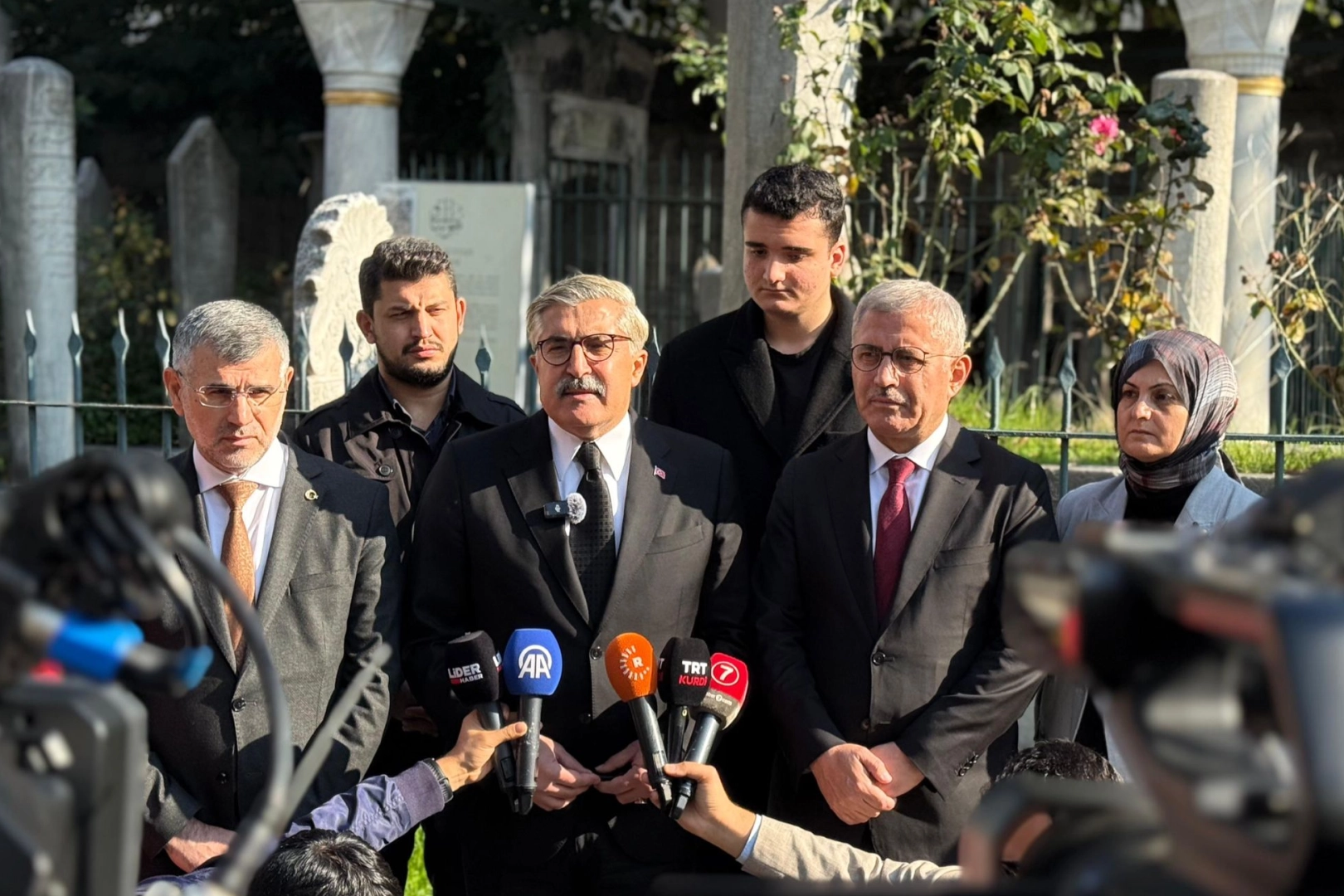 AK Parti Kültür ve Sanat Politikaları Başkanlığından Sezai Karakoç’un ölüm yıldönümünde kabrine ziyaret