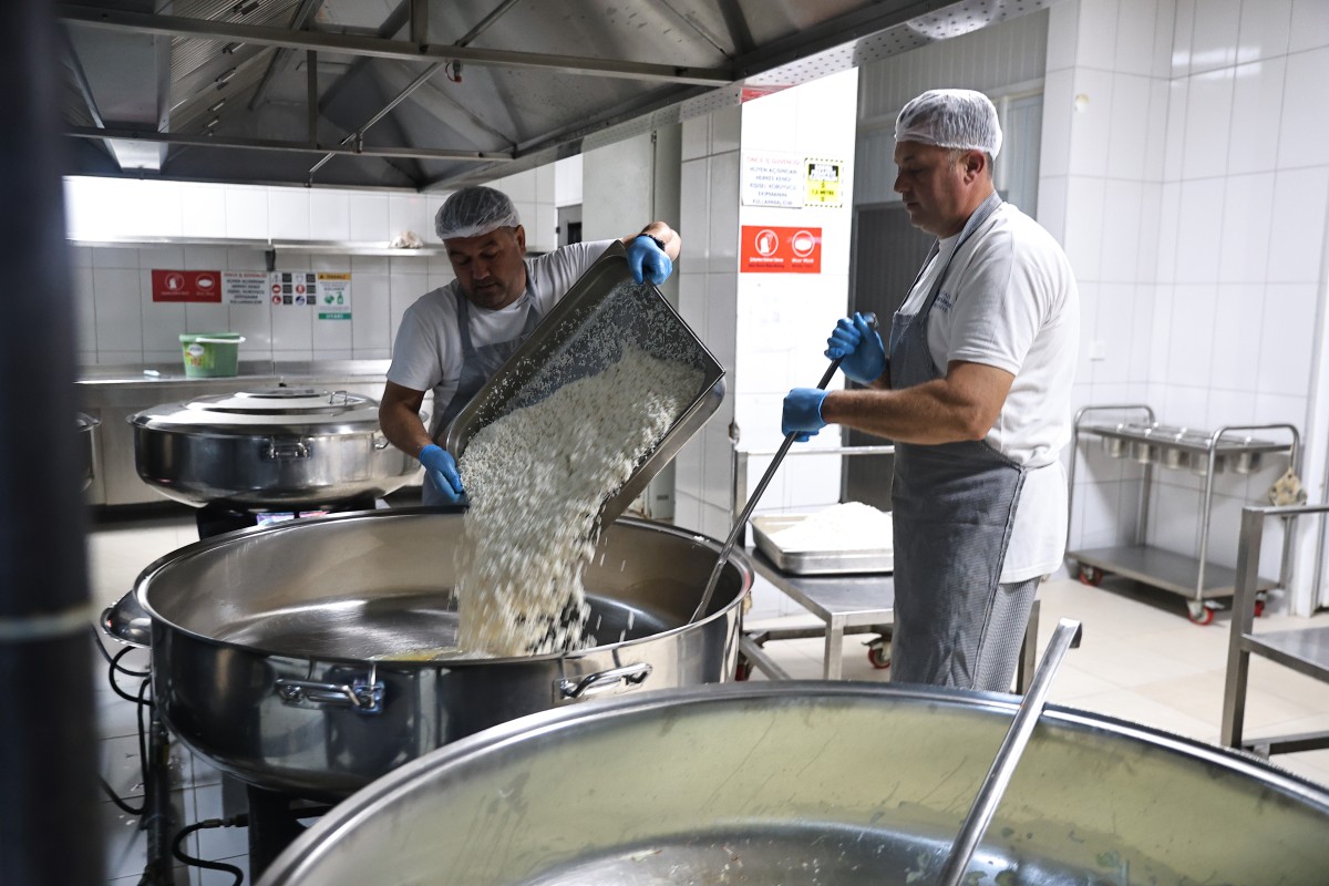 Alanya Aşevi, İhtiyaç Sahiplerine Günde İki Öğün Sıcak Yemek Sağlıyor