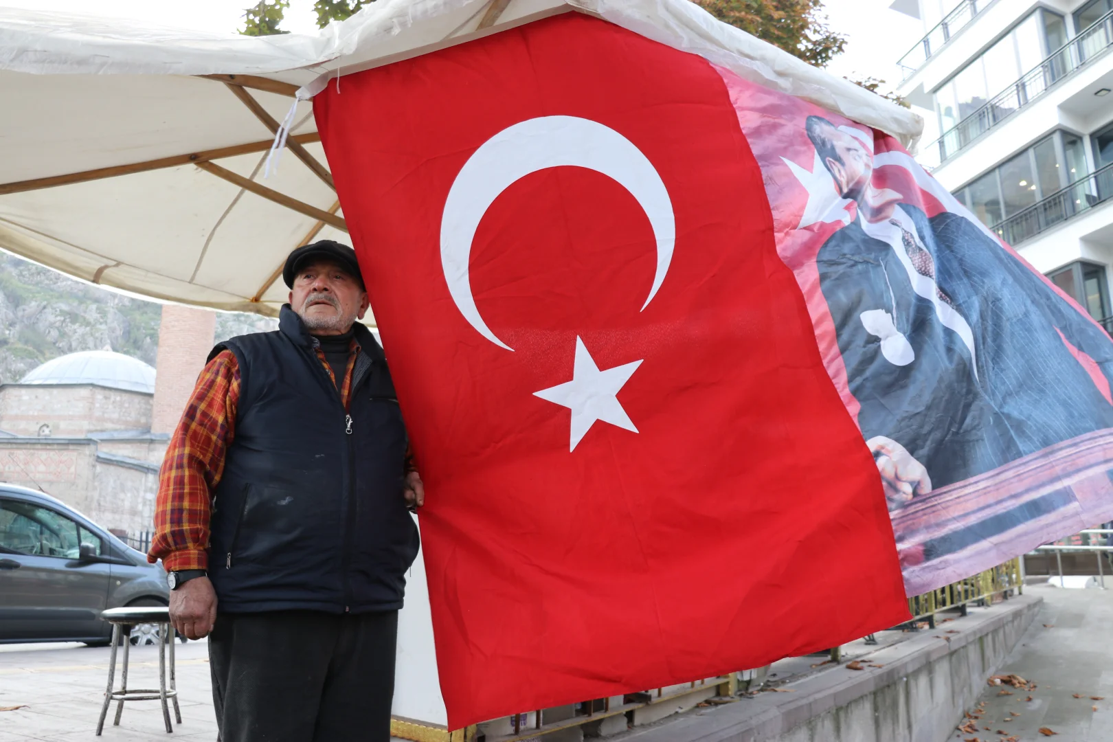 Amasya'da ayakkabı boyacısı sirenler çalarken gözyaşlarını tutamadı