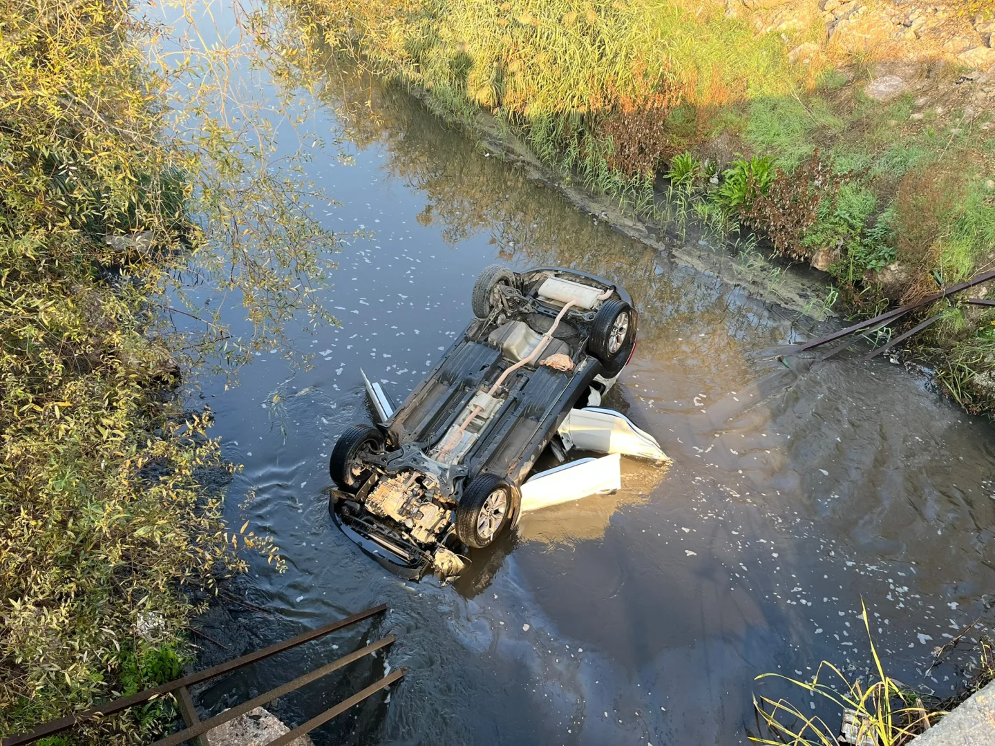 Amasya'da dereye devrilen SUV tipi araçtaki 1'i çocuk, 2 kişi kurtarıldı