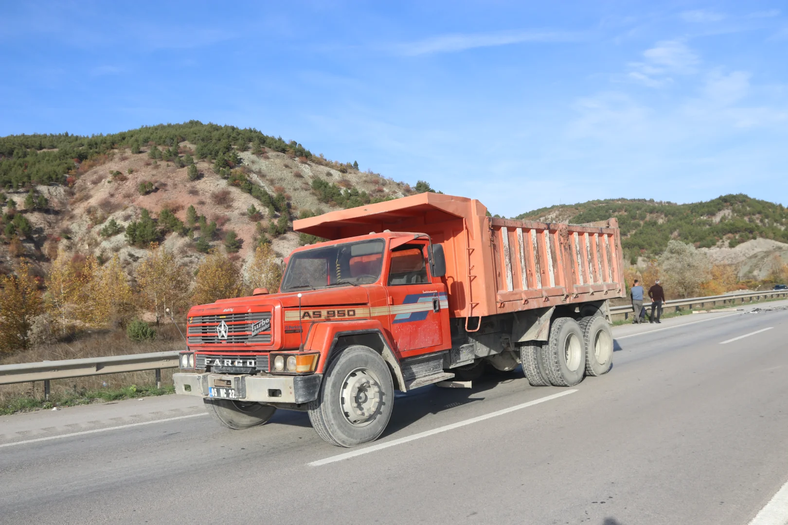 Amasya'da kamyon ile çarpışan otomobildeki 3 kişi yaralandı