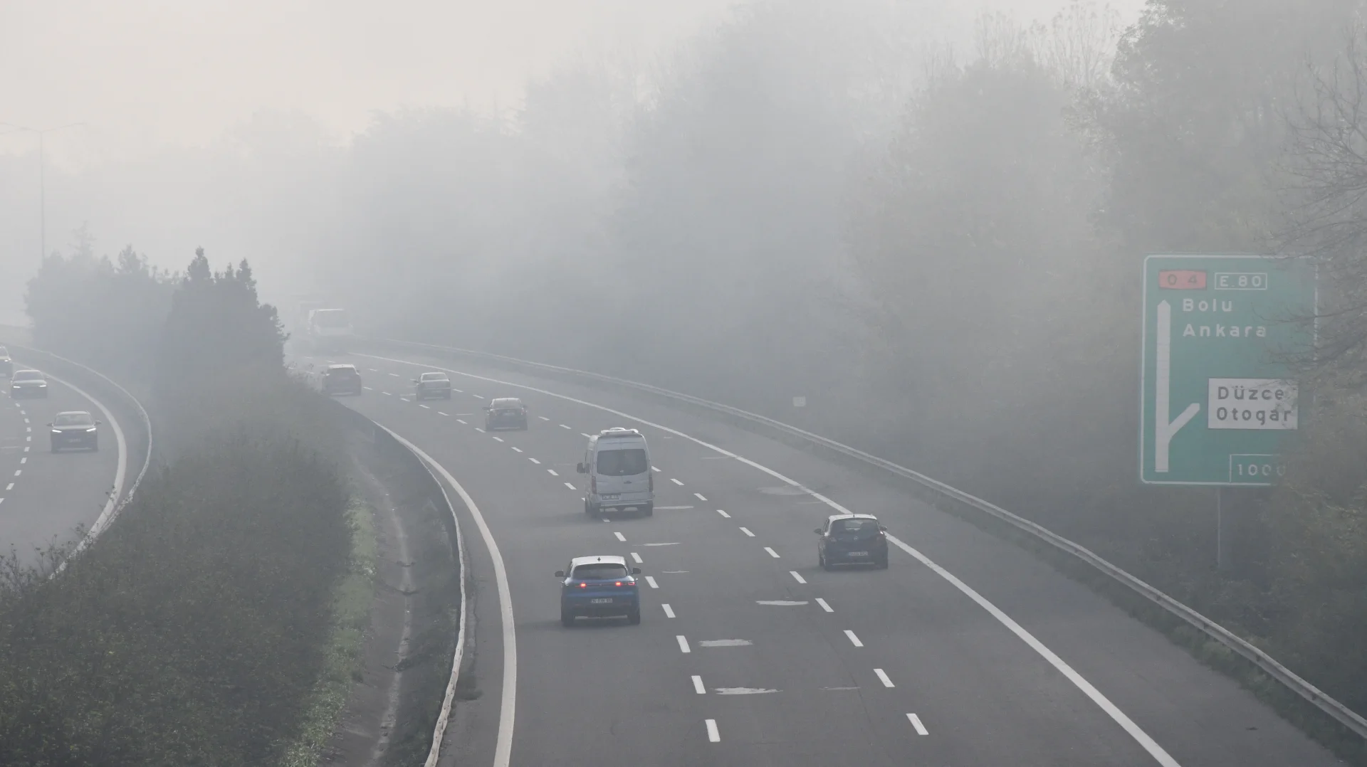 Anadolu Otoyolu'nun Düzce kesiminde sis etkili oldu