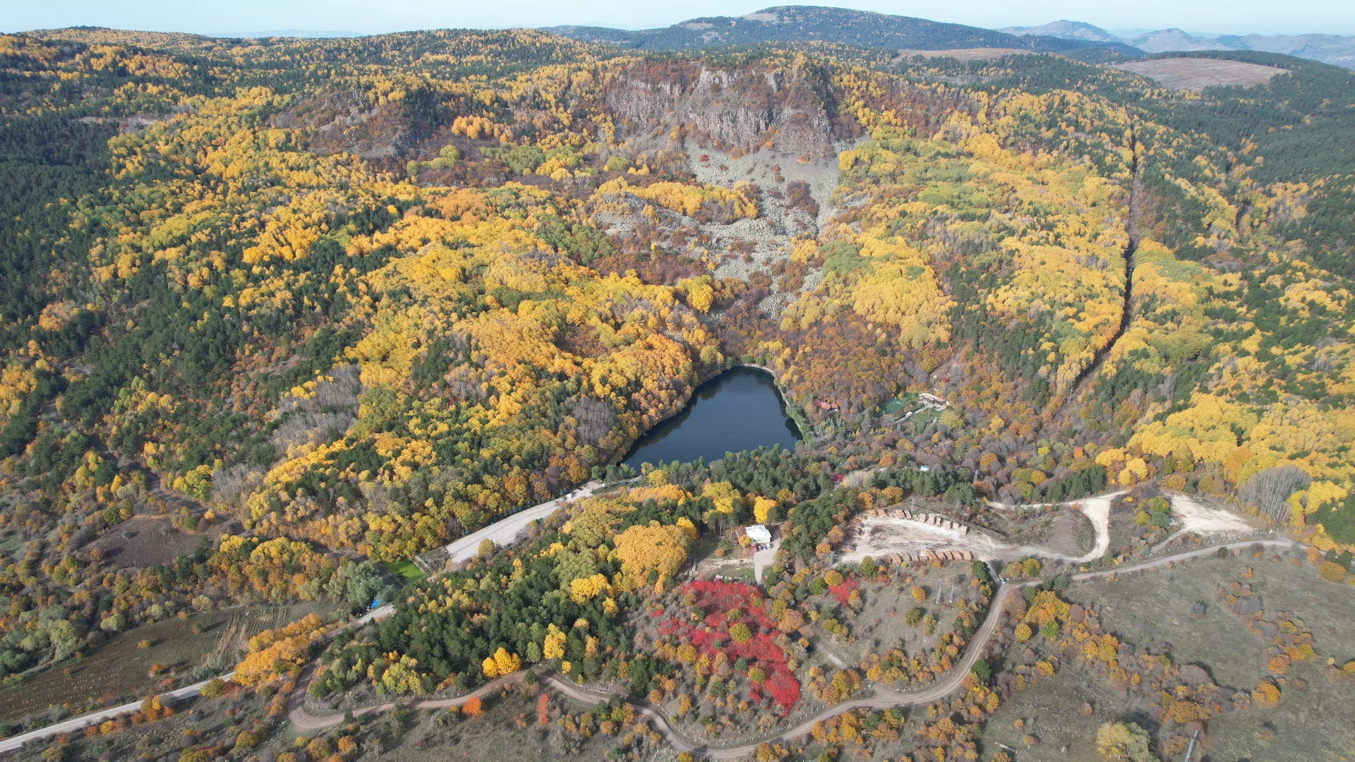 Ankara'daki Karagöl Tabiat Parkı sonbahar renklerine büründü