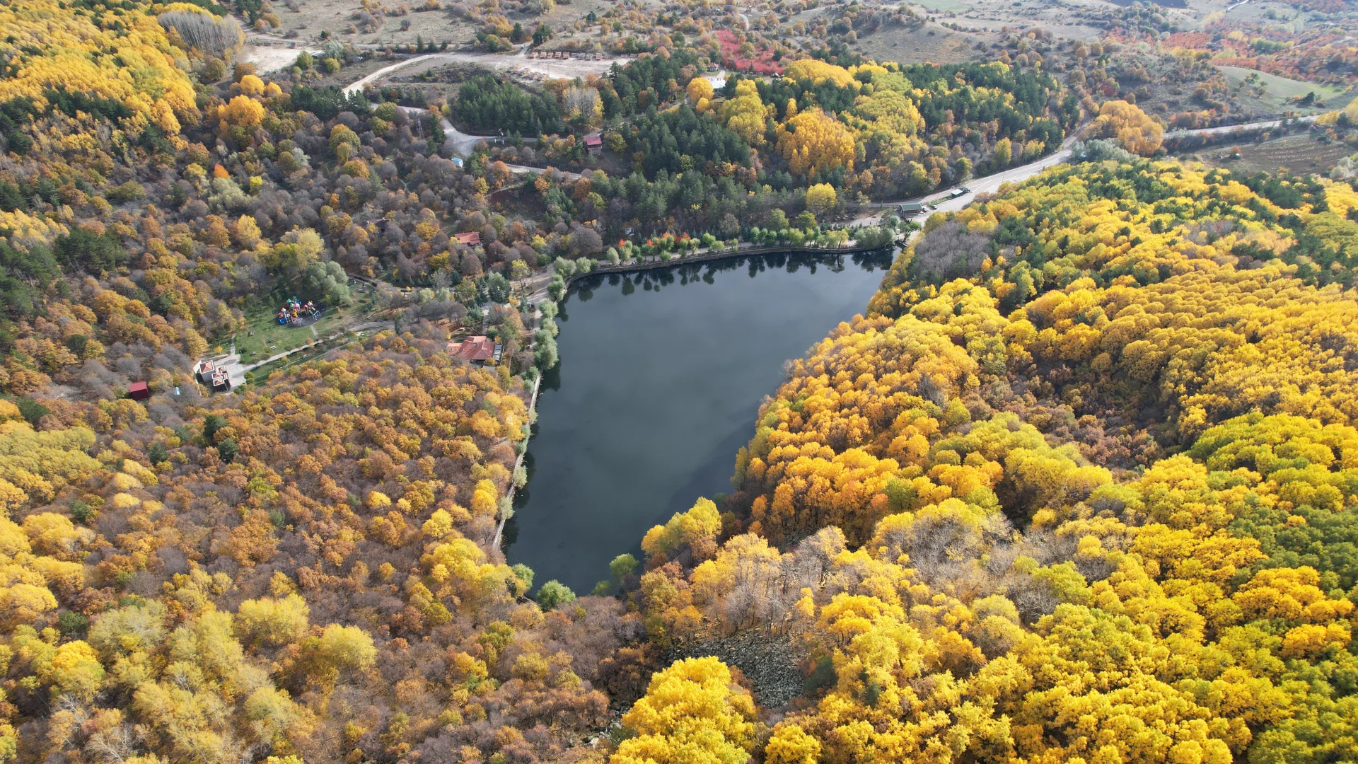 Ankara'daki Karagöl Tabiat Parkı sonbahar renklerine büründü