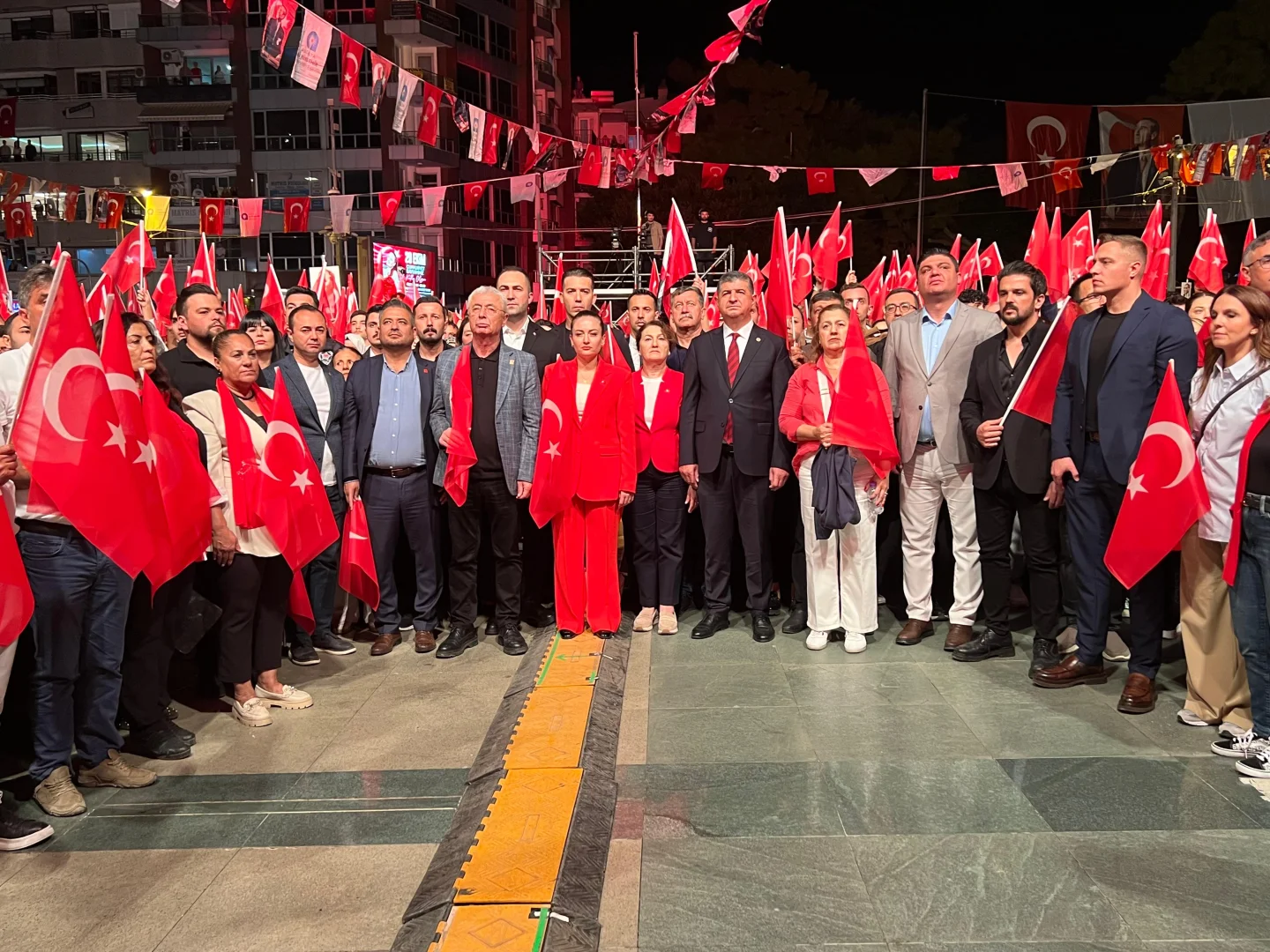 Antalya'da 29 Ekim Cumhuriyet Bayramı dolayısıyla fener alayı düzenlendi