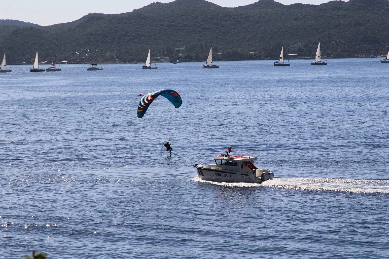 Antalya'da 50 paraşütçü Türk bayraklarıyla atlayış yaptı
