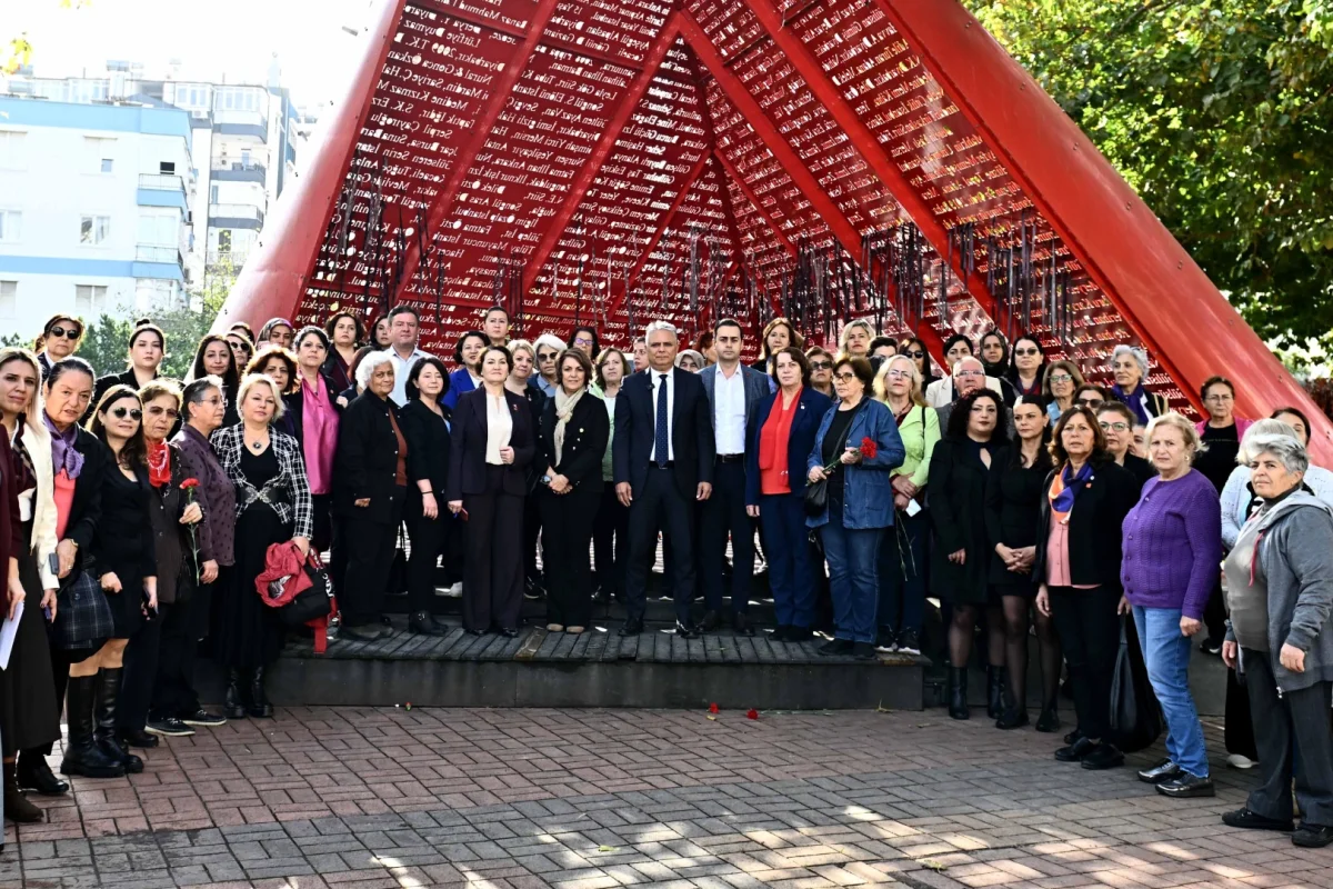 Antalya’da Kadına Yönelik Şiddete Karşı Al Yazma Anıtı’nda Sessiz Protesto