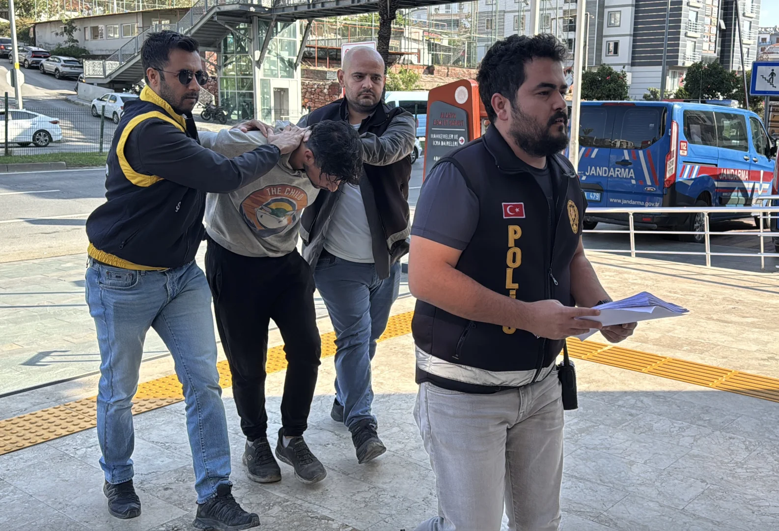 Antalya'da kaldırımda yürüyen kadına saldıran şüpheli tutuklandı