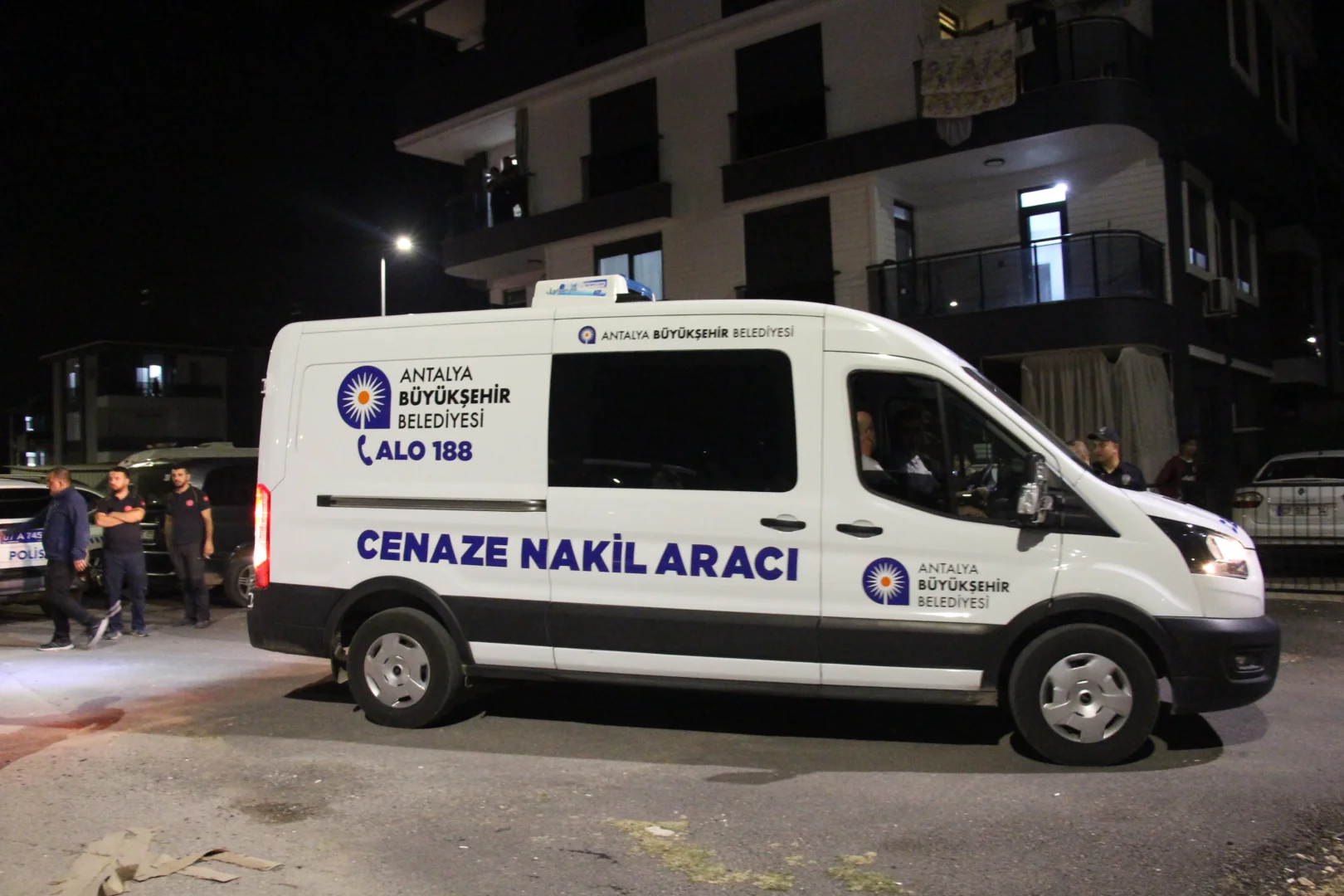 Antalya’da polis memuru eşini ve 2 çocuğunu silahla öldürdü