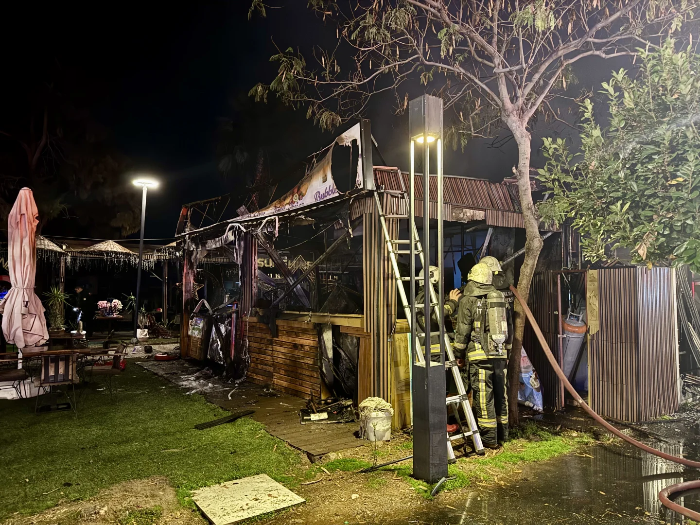 Antalya'da sahildeki kafede çıkan yangın söndürüldü