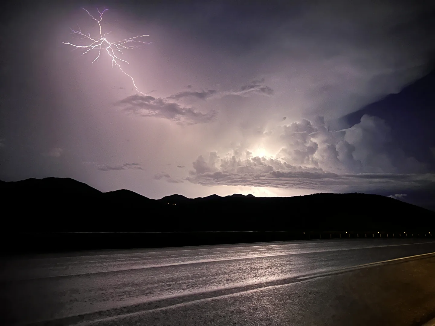 Antalya'da şimşekler geceyi aydınlattı