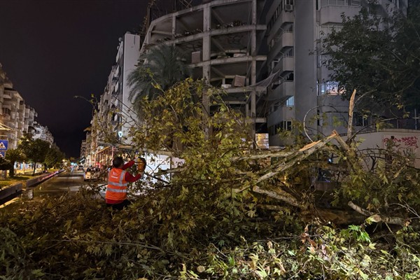 Antalya’da yağışın neden olduğu olumsuzluklara müdahale edildi