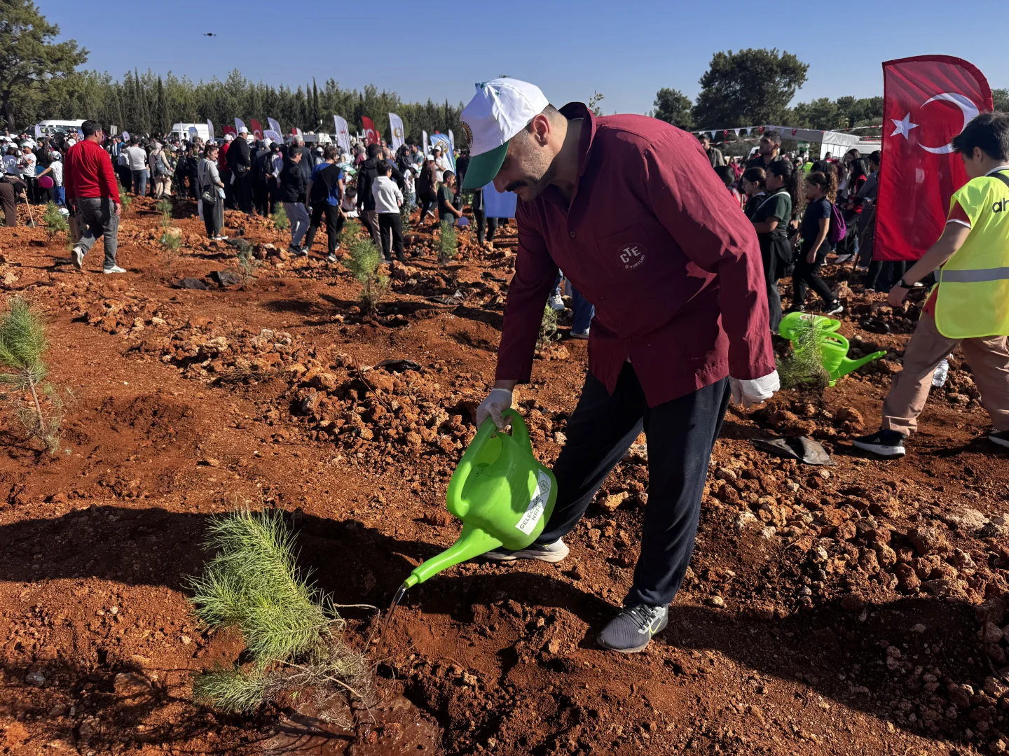 Antalya ve çevre illerde fidanlar toprakla buluşturuldu