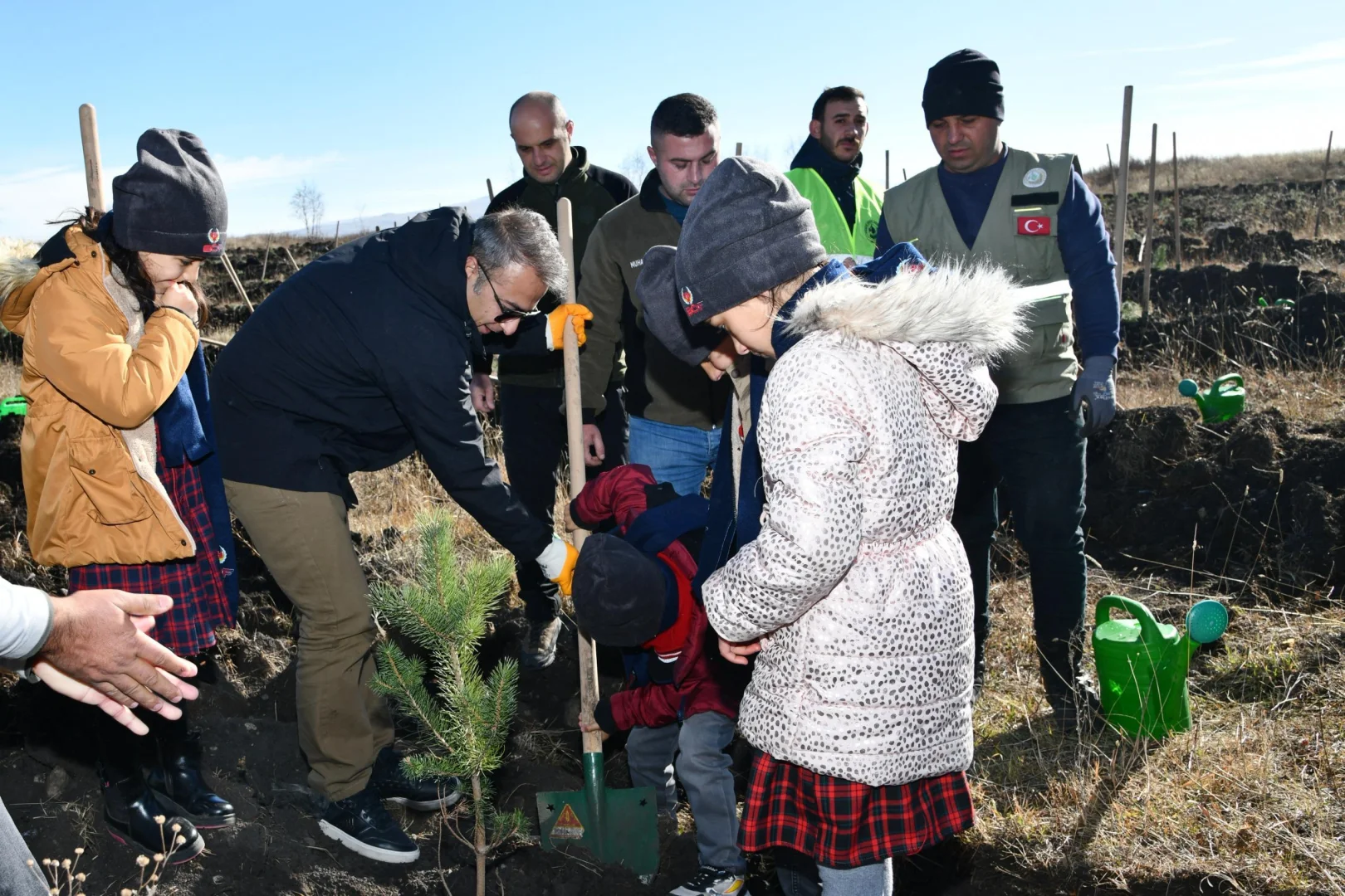 Ardahan'da öğrenciler "Yeşil vatan" için fidanları toprakla buluşturdu