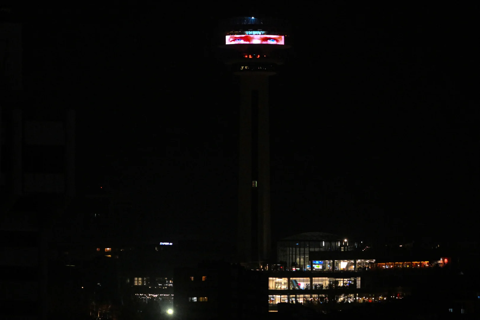 Atakule'ye "10 Kasım Atatürk'ü Anma Günü"ne özel yansıma