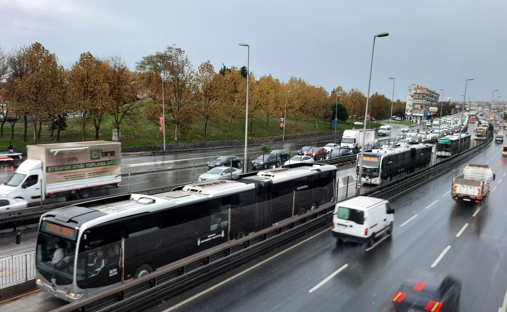 Avcılar'da arızalanan metrobüs yoğunluğa neden oldu