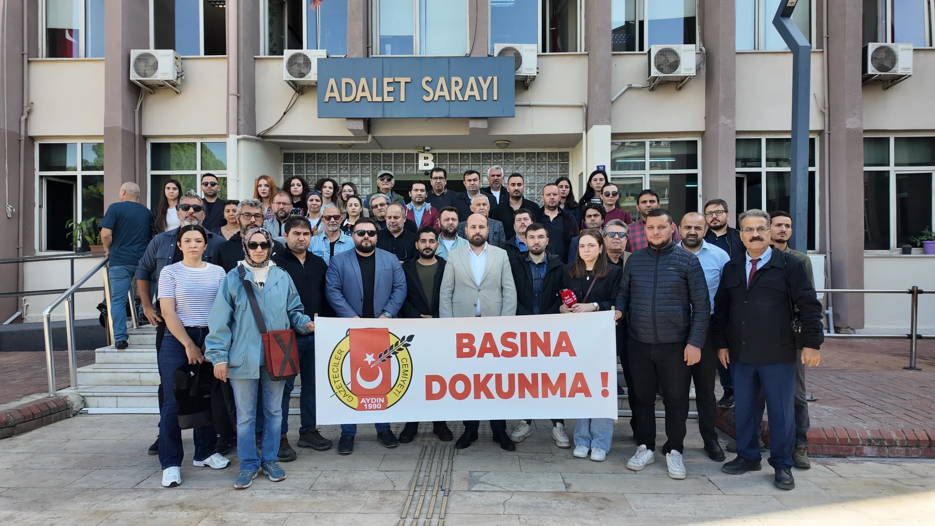 Aydın'da gazeteciler, meslektaşlarının darbedilmesine tepki gösterdi