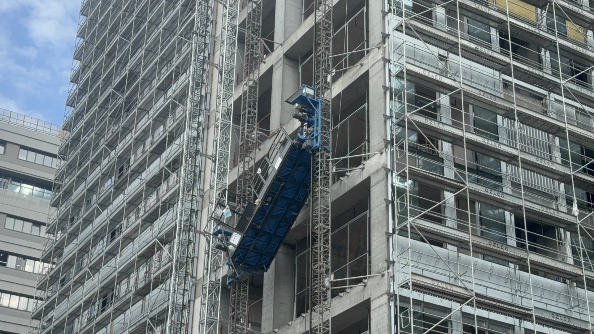 Bahçelievler'de asılı kalan inşaat asansöründeki işçiler kurtarıldı