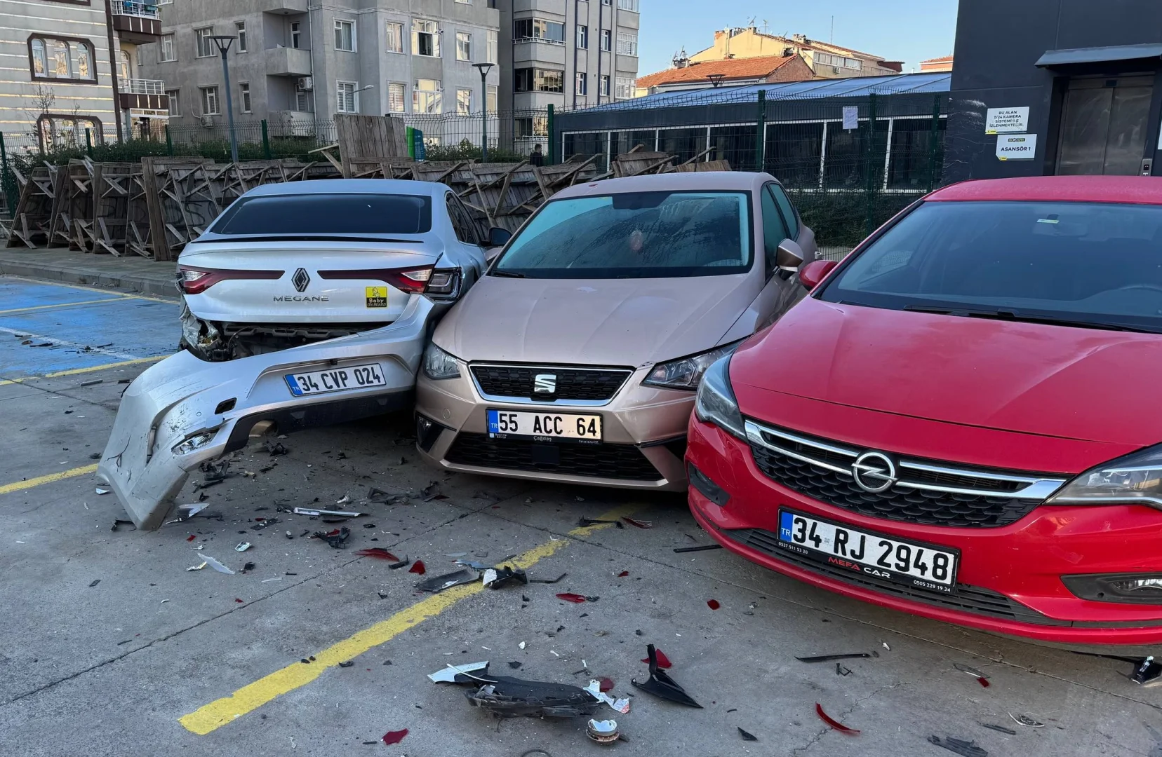 Bahçelievler'de otoparktaki araçlara çarpıp boşluğa düşen otomobilin sürücüsü yaralandı