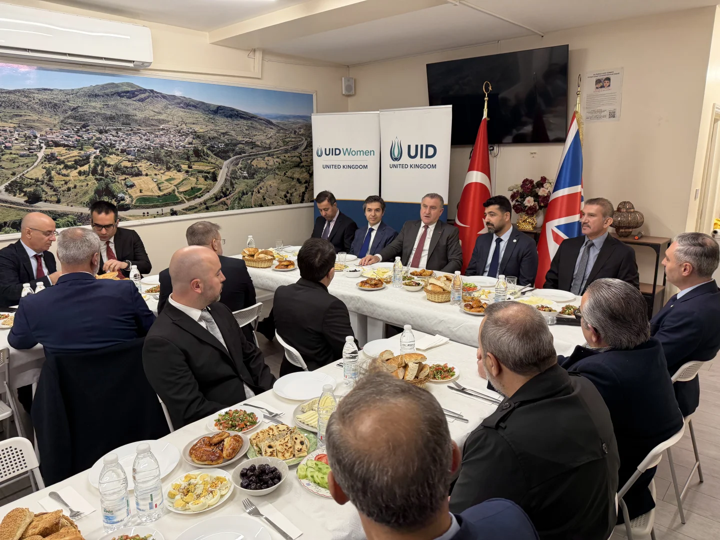 Bakan Bak, Londra'da STK temsilcileri ve iş insanlarıyla bir araya geldi