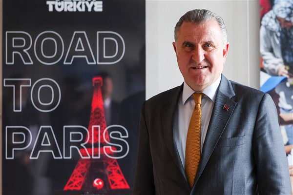 Bakan Bak’tan Cumhurbaşkanlığı ve Cumhuriyet Koşusu Şampiyonlarına tebrik