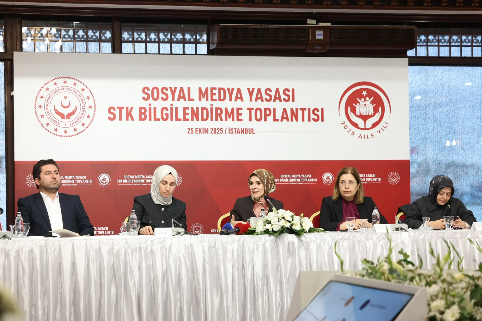 Bakan Göktaş, sosyal medya düzenlemesi için STK temsilcileriyle bir araya geldi