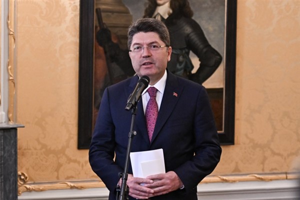 Bakan Tunç, Sezai Karakoç'u andı