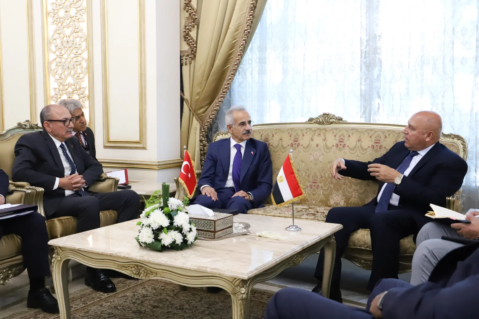 Bakan Uraloğlu, Mısır Ulaştırma Bakanı El-Vezir ile bir araya geldi