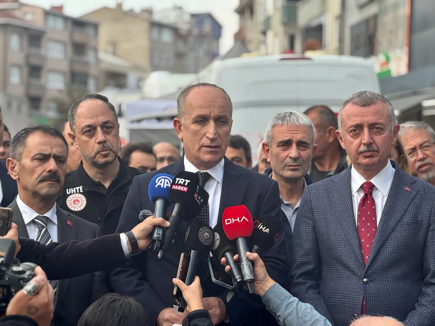 Bakan Yardımcısı Bulut, Kocaeli'de çöken apartmanın bulunduğu bölgede inceleme yaptı