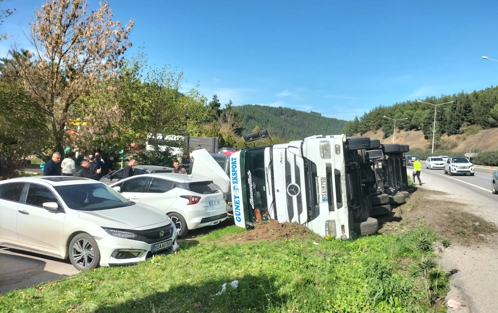 Balıkesir'de devrilen tanker, park halindeki 7 araçta hasar oluşturdu