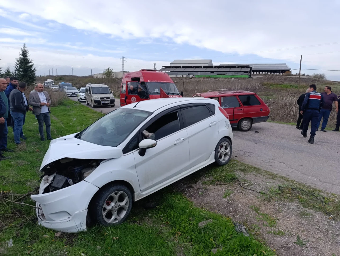 Balıkesir'deki trafik kazasında ağır yaralanan kişi hastaneye kaldırıldı