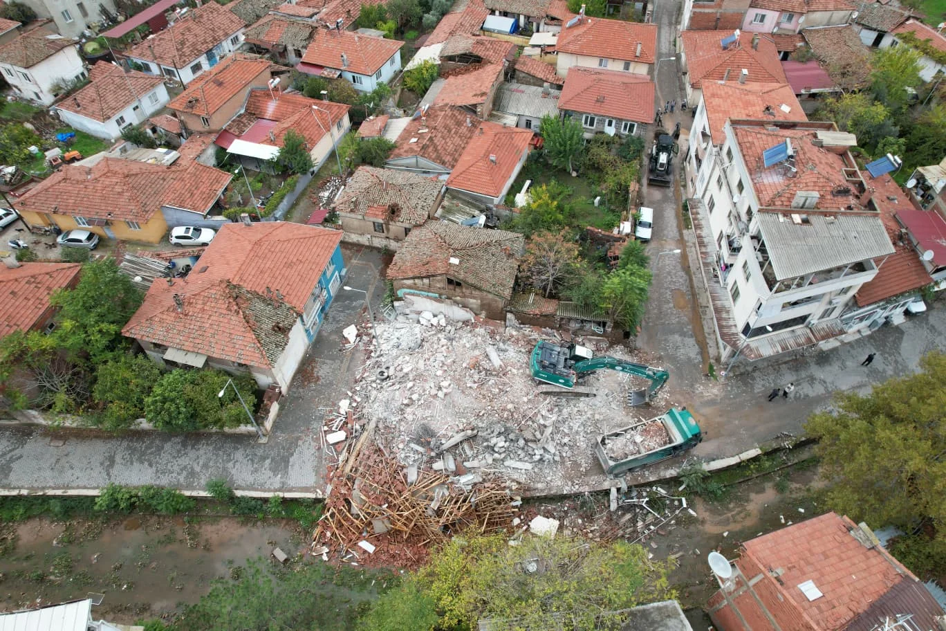 Balıkesir Sındırgı merkezli depremde yıkılan binaların enkazı kaldırılıyor