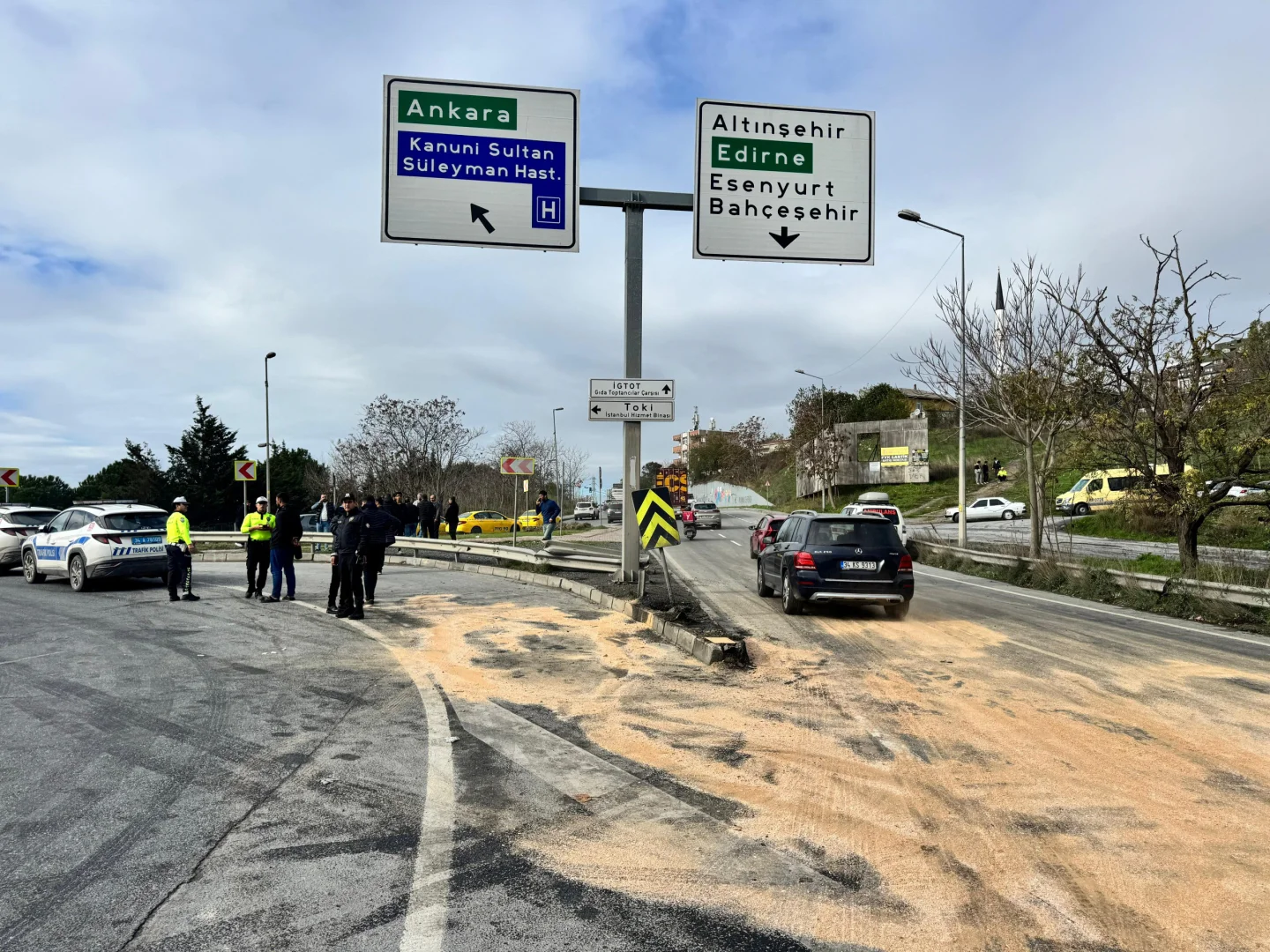 Başakşehir'de yolcu minibüsünün karıştığı kazada 12 kişi yaralandı