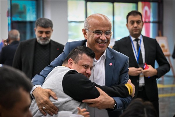 Başkan Er, fuarda yazar ve vatandaşlarla buluştu