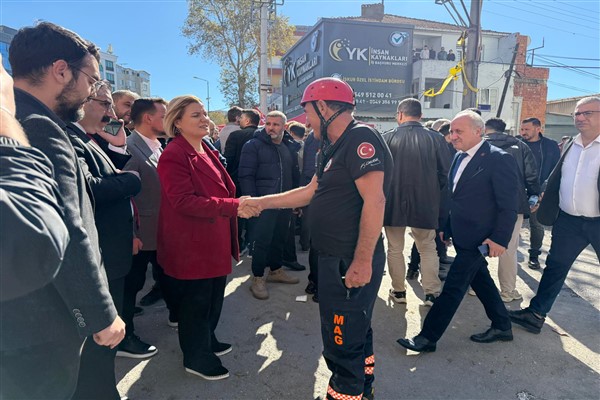 Başkan Hürriyet, Gebze'de çöken binanın enkazına gitti